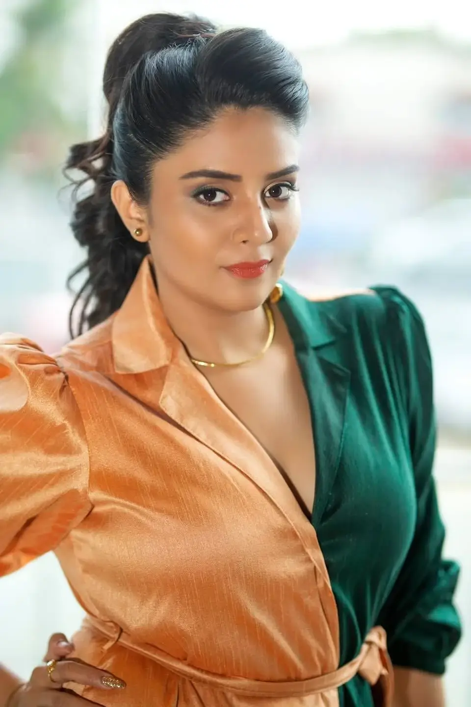 SOUTH INDIAN TELEVISION ACTRESS SREEMUKHI IN LONG GREEN GOWN 3